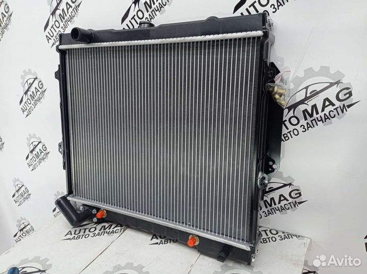 Радиатор охлаждения Mitsubishi Pajero Montero 3.5L