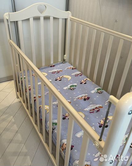Детская кроватка с маятником