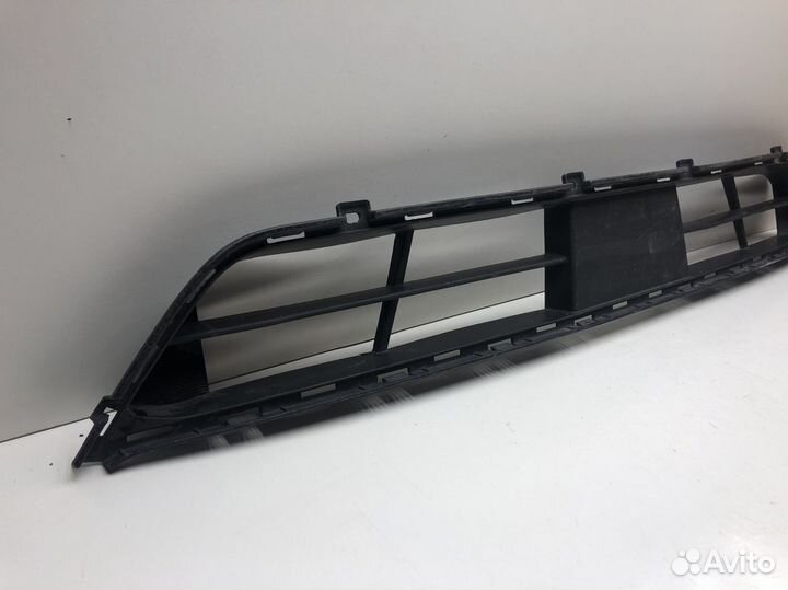 Решётка в бампер центральная Hyundai Santa Fe 2012