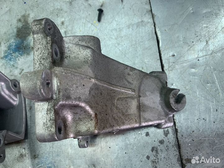 Кронштейн двигателя Mercedes-Benz GLC-Class