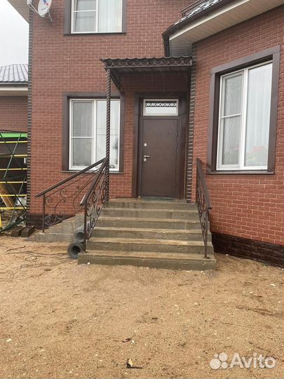 Козырек над крыльцом