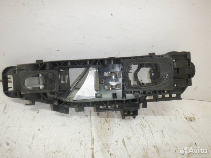 Механизм ручки передней левой двери