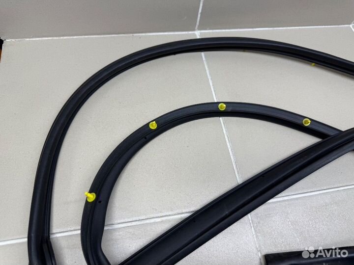 Уплотнитель двери передней правой Toyota RAV4