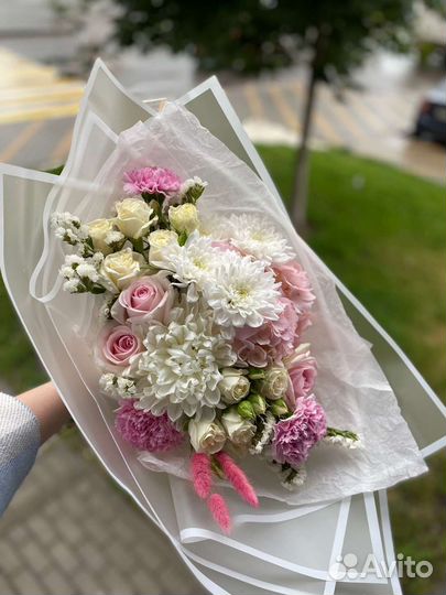 Сборный букет в дизайнерской упаковке