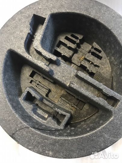 Ящик для инструментов в багажнике Toyota Avensis