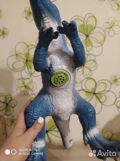 Большой динозавр