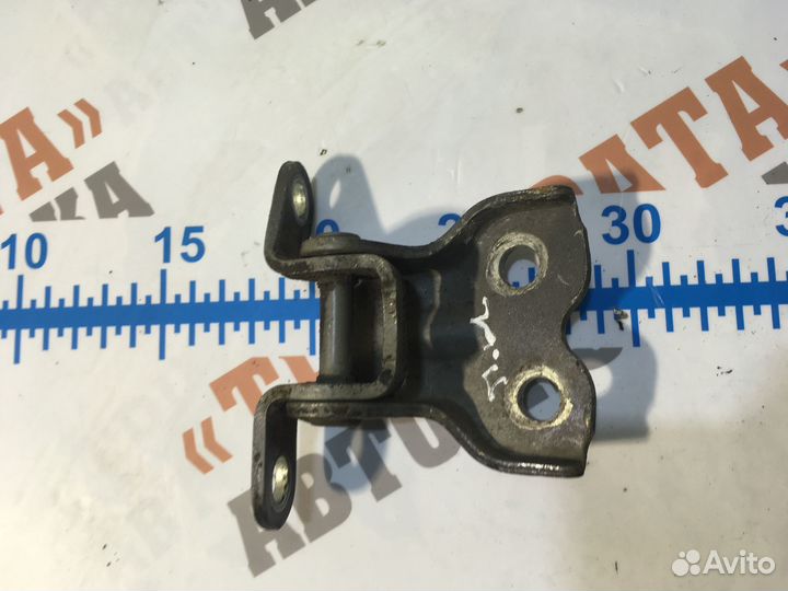 Тойота Хайлюкс Петля верхняя передней двери