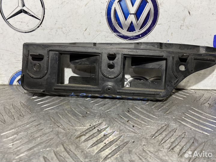 Направляющая бампера передняя правая Golf 5