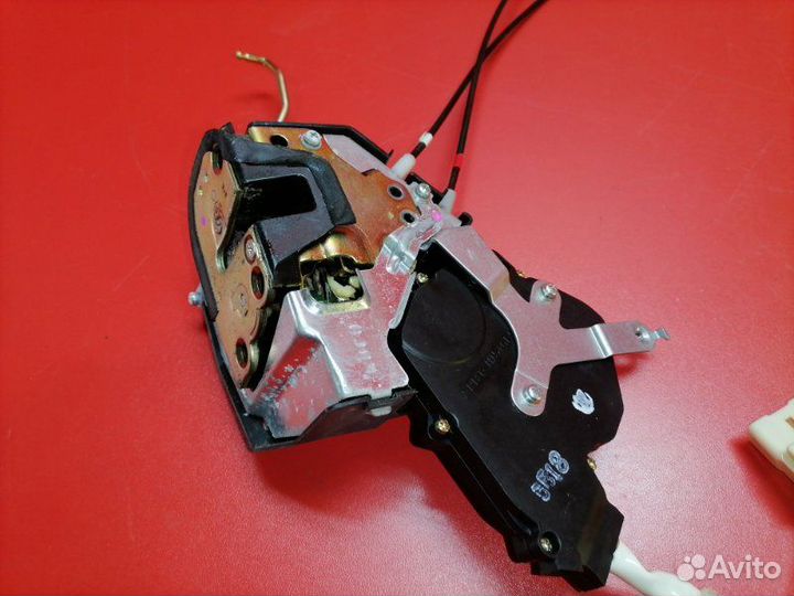 Замок двери передний левый Toyota Corolla ZZE121R