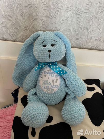 Большой плюшевый заяц