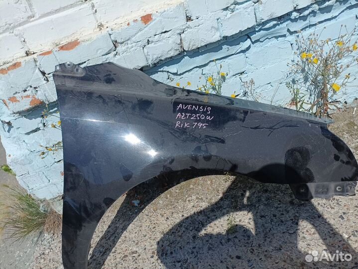 Крыло переднее правое toyota avensis 2
