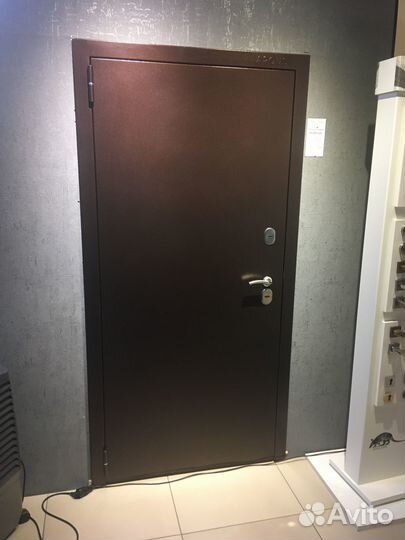 Дверь входная уличная 