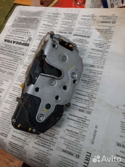 Замок передней левой двери на опель астра j
