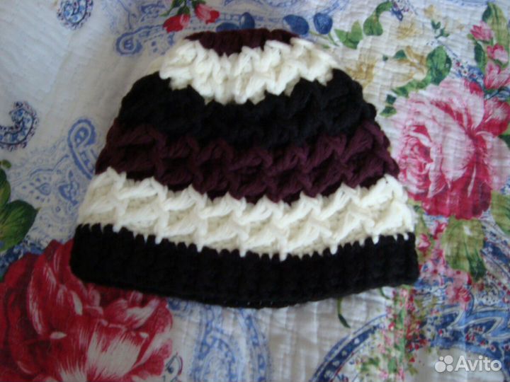 Две женские шапки