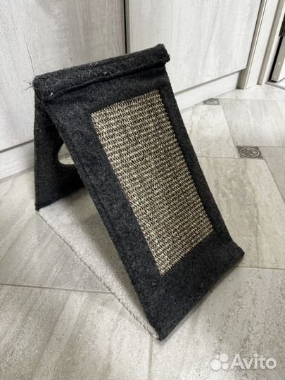 Кошачий домик с когтеточкой