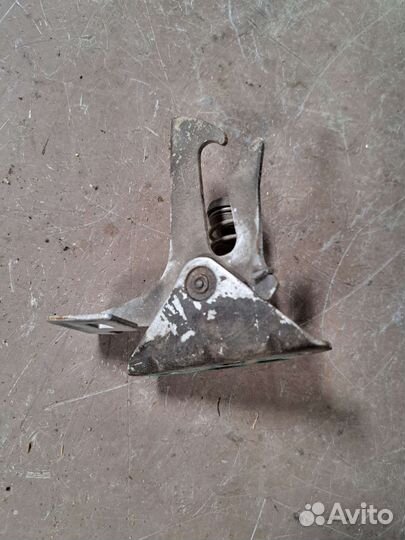 Крюк капота Volvo S80