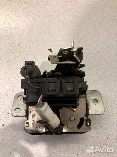 Замок багажника Mitsubishi Colt