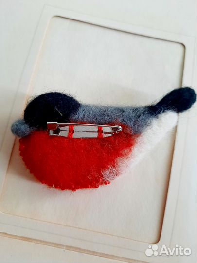 Брошь снегирь валяная