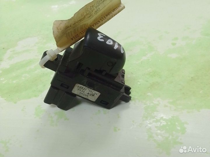 Кнопка стеклоподъемника Nissan Juke