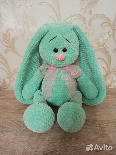 Вязанная игрушка ручной работы Заяц