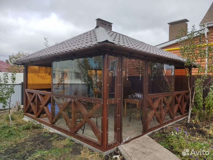 Уютная беседка из дерева для дружной семьи)