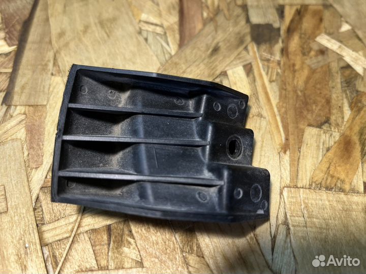 Крепление бампера на фаре Toyota Corolla 150