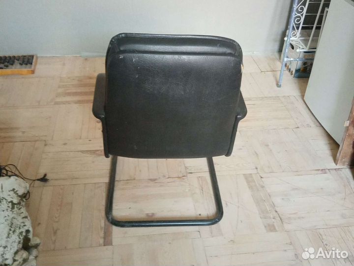Офисное кожаное кресло