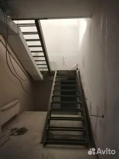 Лестница на металлическом каркасе