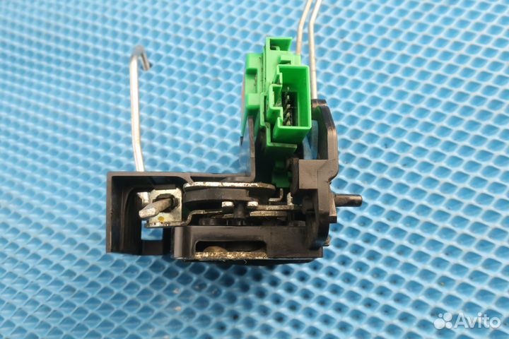 Замок двери задней правой Hyundai Solaris 1