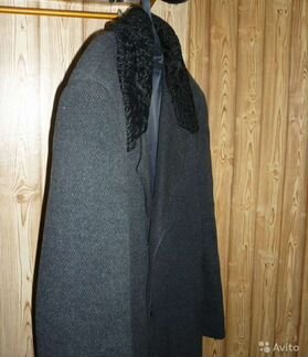 Зимнее драповое пальто с воротником каракуль