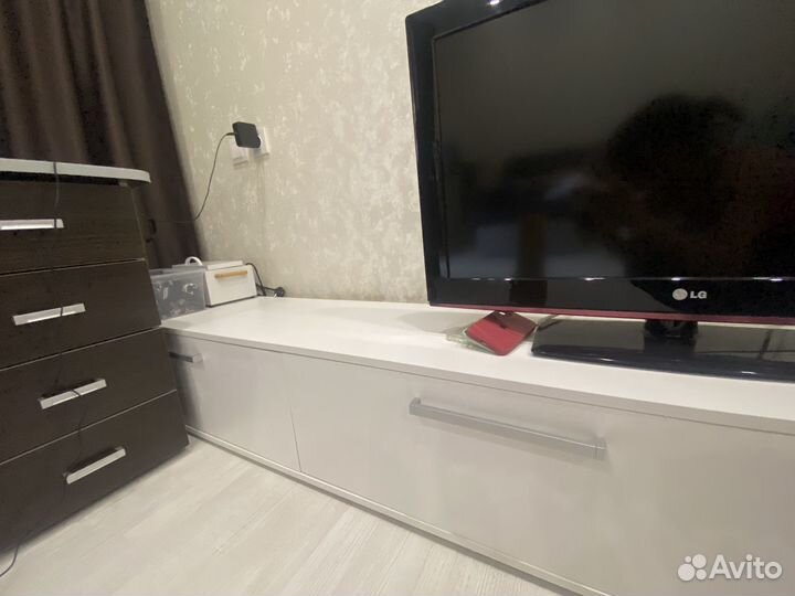 Тумба под телевизор белая