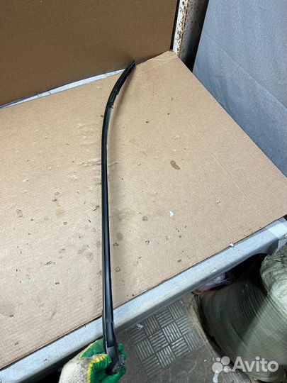 Внешний молдинг передней правой стойки Lexus LX450