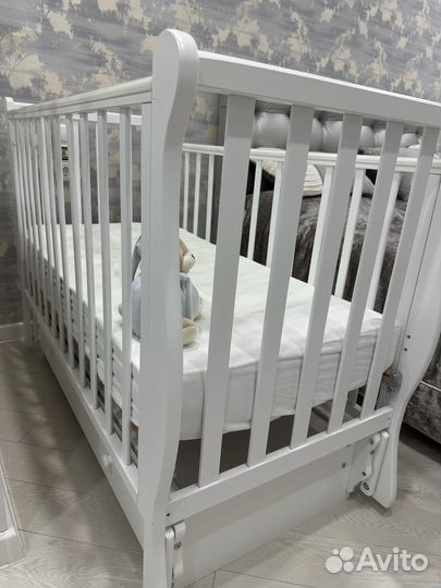 Детская кроватка с продольным маятником