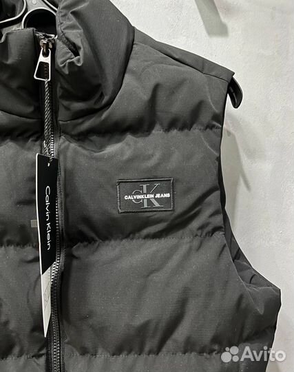 Calvin Klein: жилетка для стильных мужчин