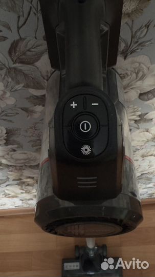 Вертикальный беспроводной пылесос redmond