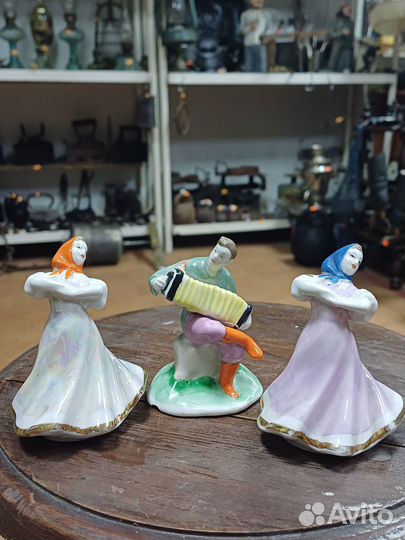 Гармонист и плясуньи фарфор Дулево