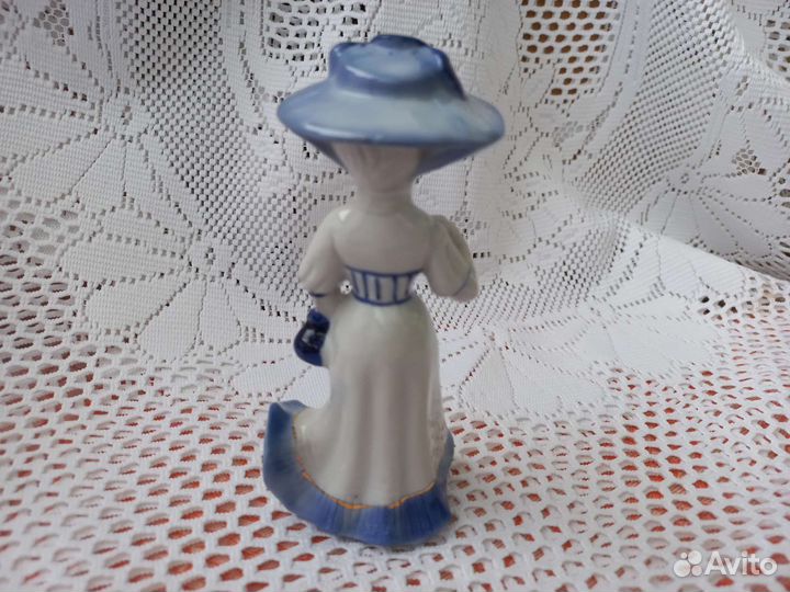 Фарфоровая статуэтка юноша, барышня