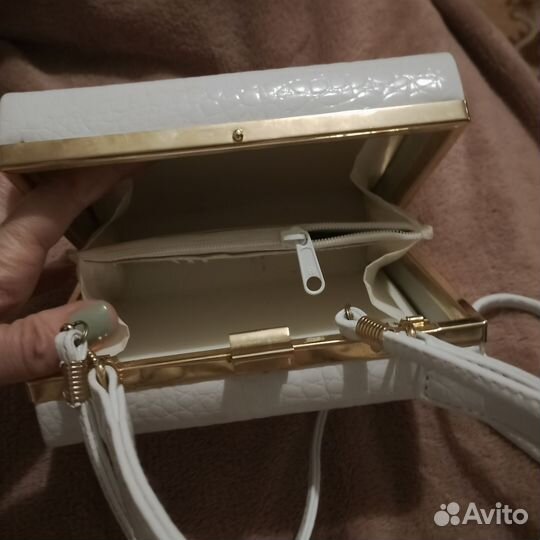 Сумочка твердый каркас, есть длинный ремешок