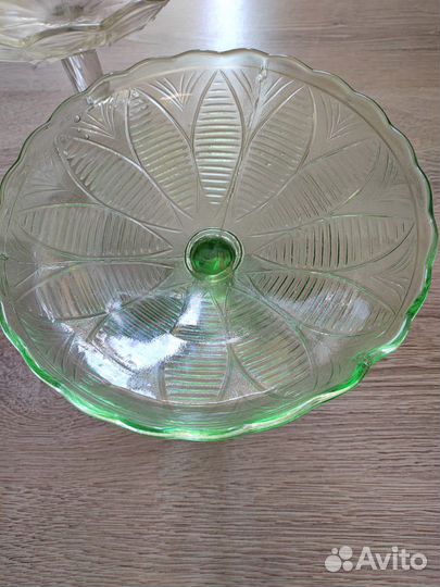 Ваза для фруктов на ножке