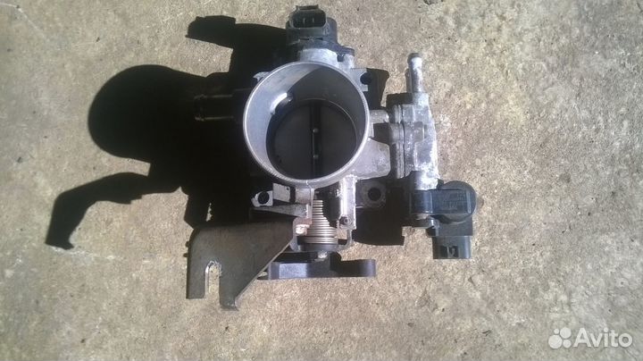 Дроссельная заслонка Тойота Авенсис