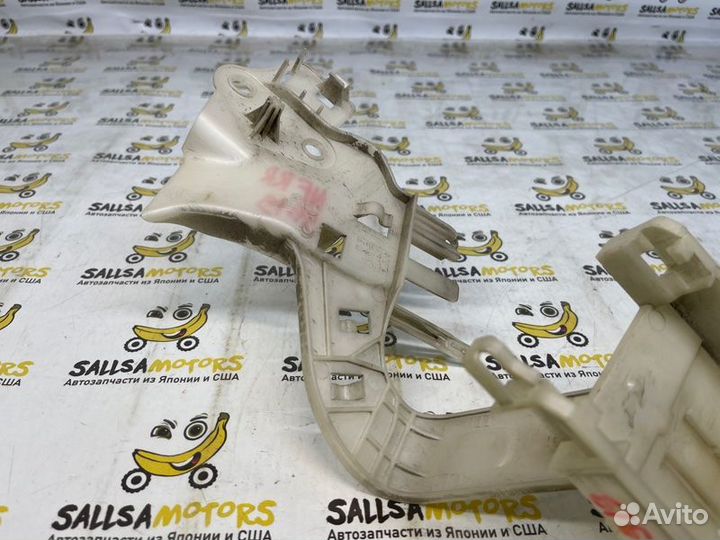 Кронштейн замка двери задний правый Volkswagen