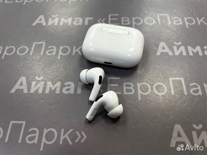 Apple AirPods Pro with Magsafe Charging Case