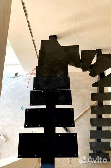 Г-образная лестница с поворотом