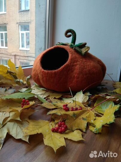 Домик лежанка для кошки в форме тыквы