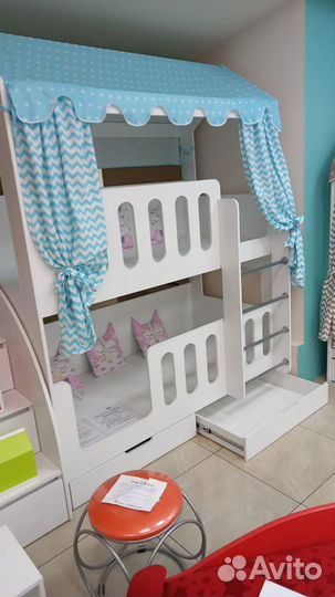 Двухъярусная кровать домик