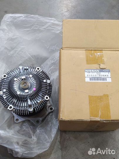 Помпа водяная с вискомуфтой nissan 21010-80GX9 2.7