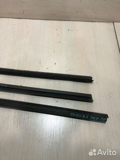 Накладка стекла переднего левого Fabia 2