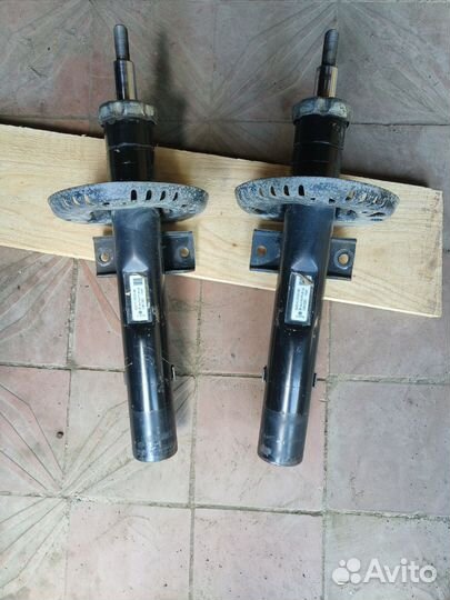 Стойка амортизатора передняя