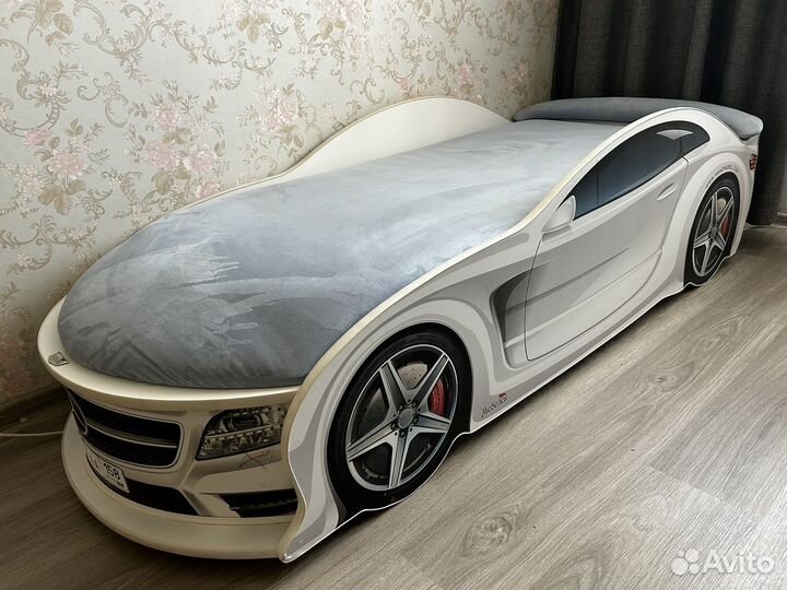 Детская кровать-машинка