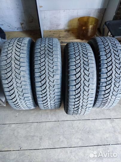 Bridgestone Blizzak Spike-01 215/60 R17